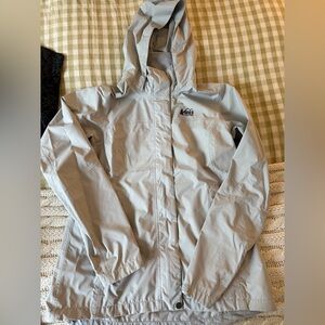 REI peak 2.5L women’s rain jacket, white, M